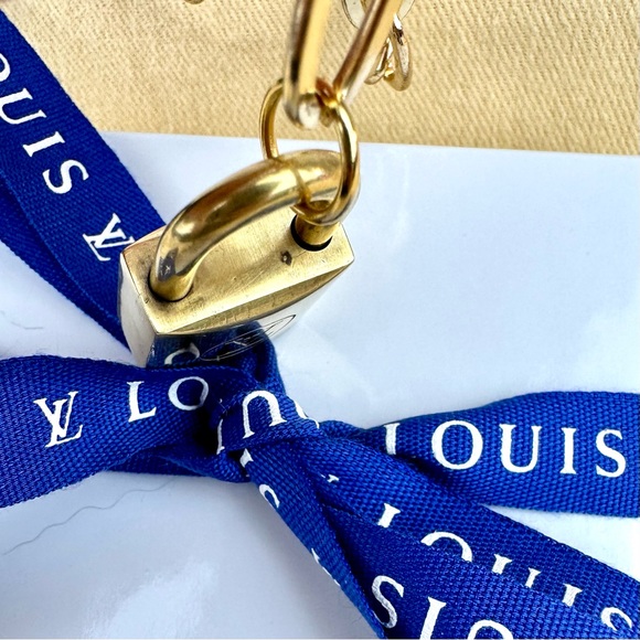 Louis Vuitton Vintage Lock 204 Necklace - Picture 5 of 7